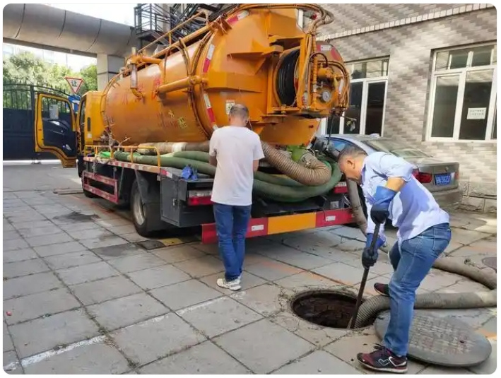 HOWO 4X4 4000L sewage suction truck