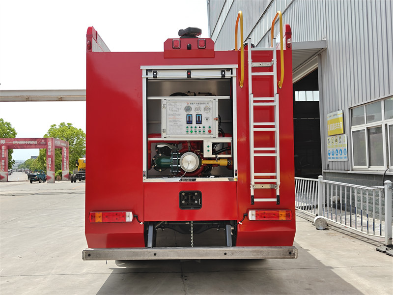 HOWO 4x4 foam fire engine rear pump room